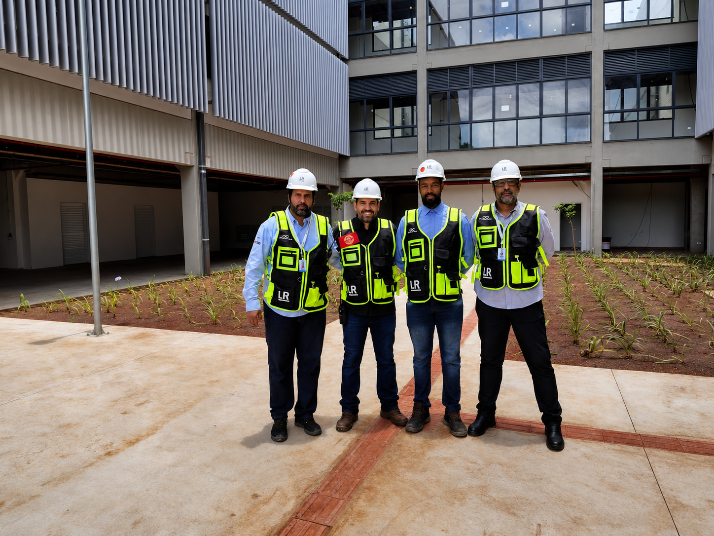 Equipe da LR Engenharia em ambiente corporativo de obra